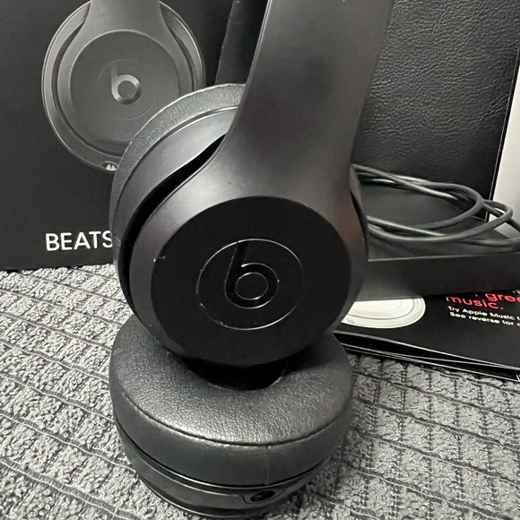 BEATS Solo3 LIKE NEW - Picture 6 of 12